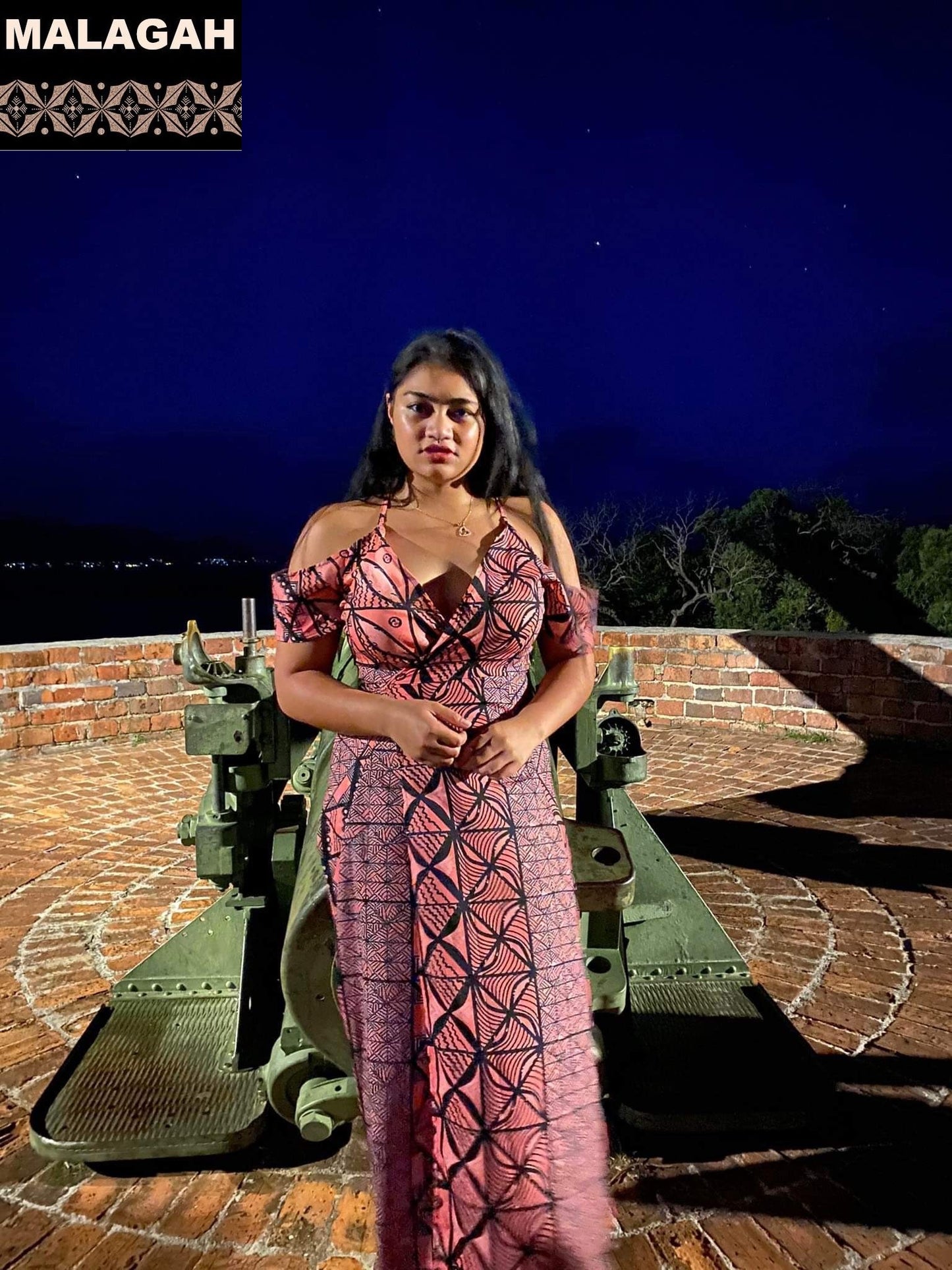 Robe longue décontractée rose imprimée gatu, épaule dénudée à bretelle.