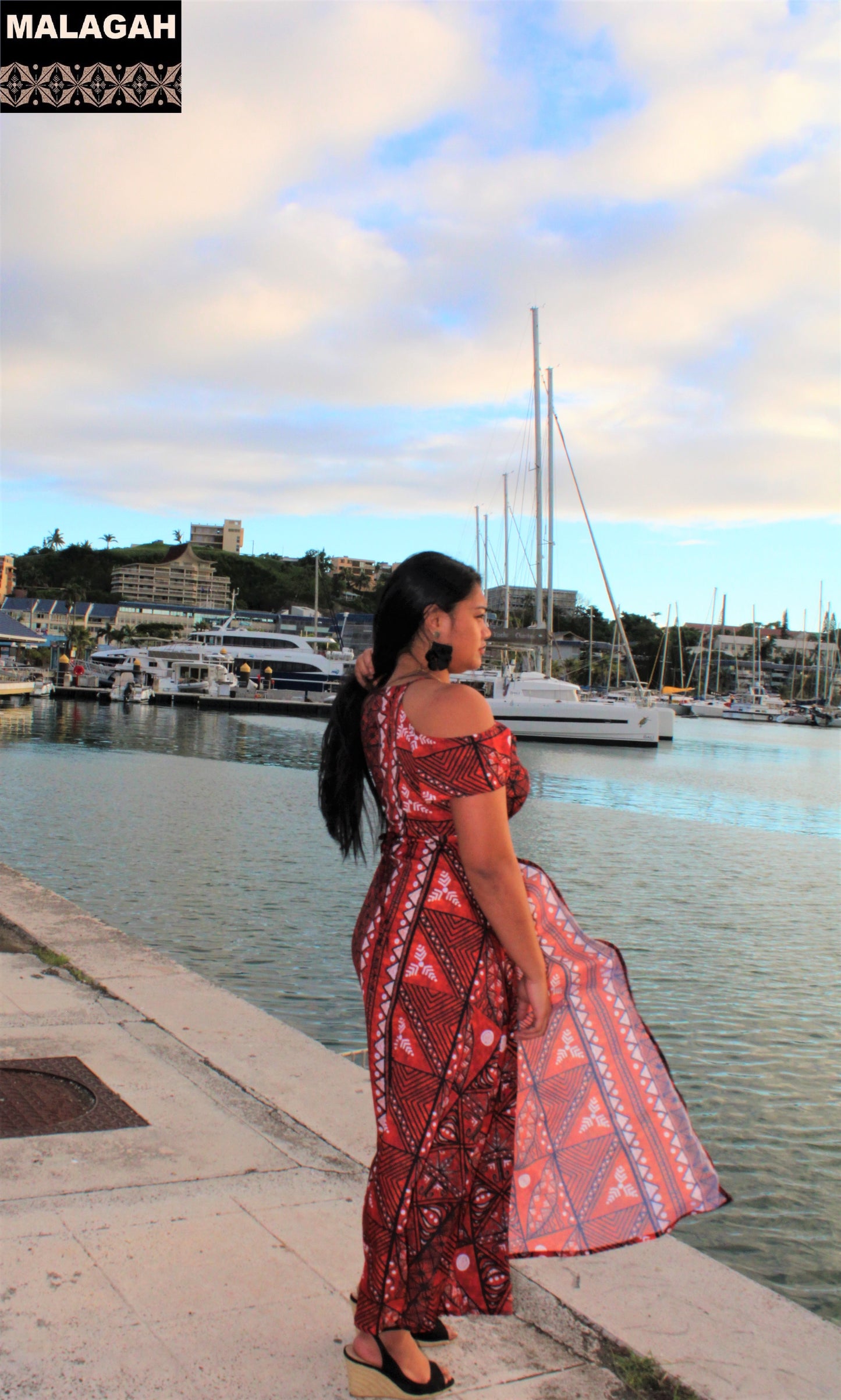 Robe longue marron imprimée gatu, épaule dénudée à bretelle