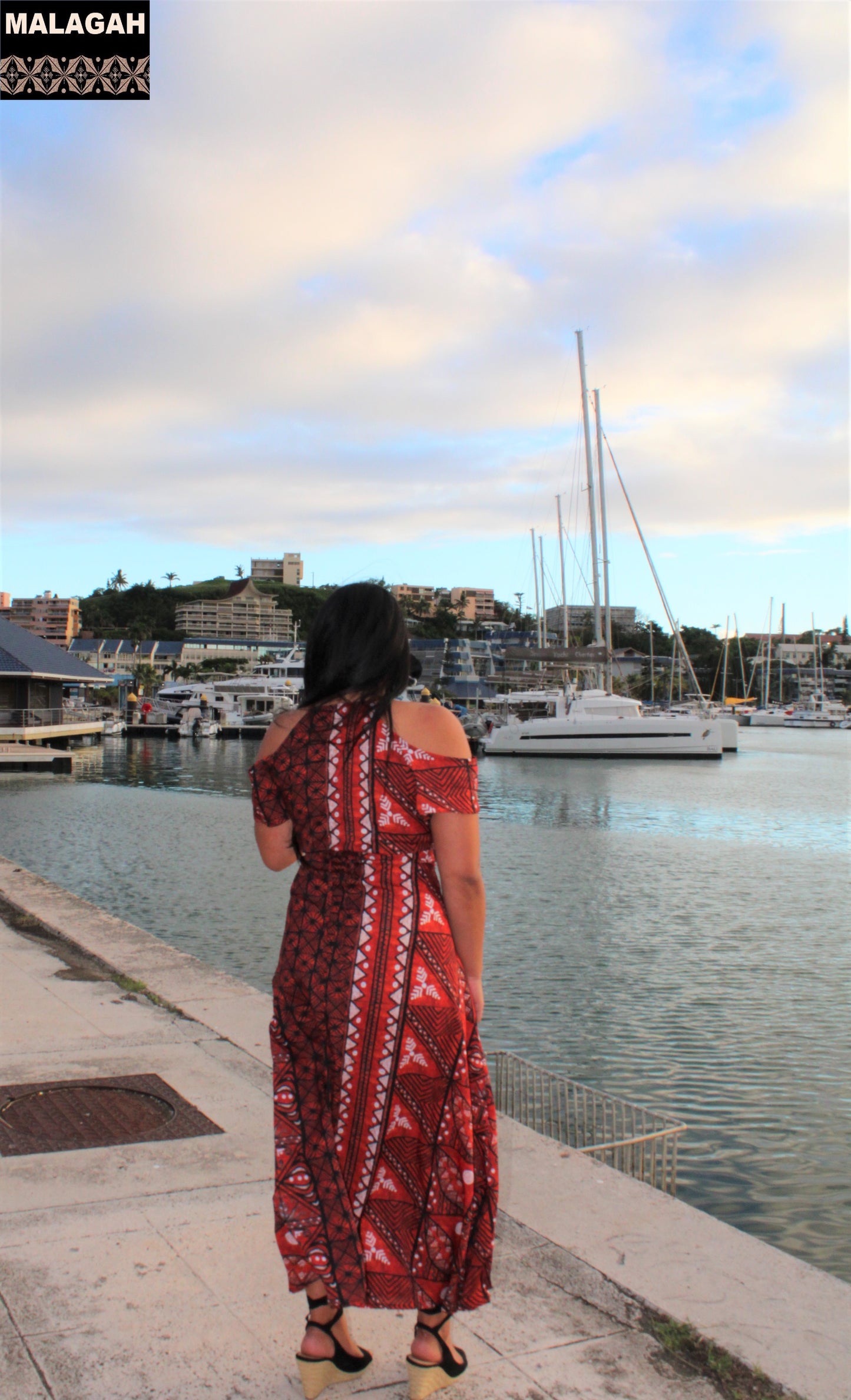 Robe longue marron imprimée gatu, épaule dénudée à bretelle