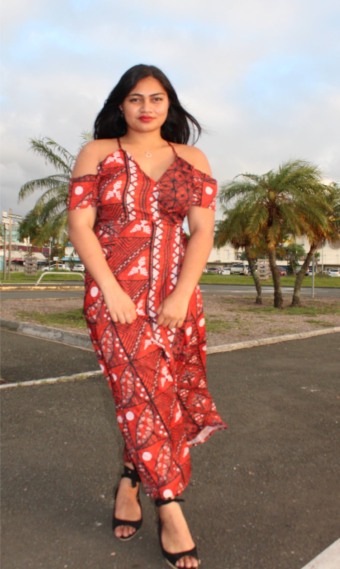 Robe longue marron imprimée gatu, épaule dénudée à bretelle