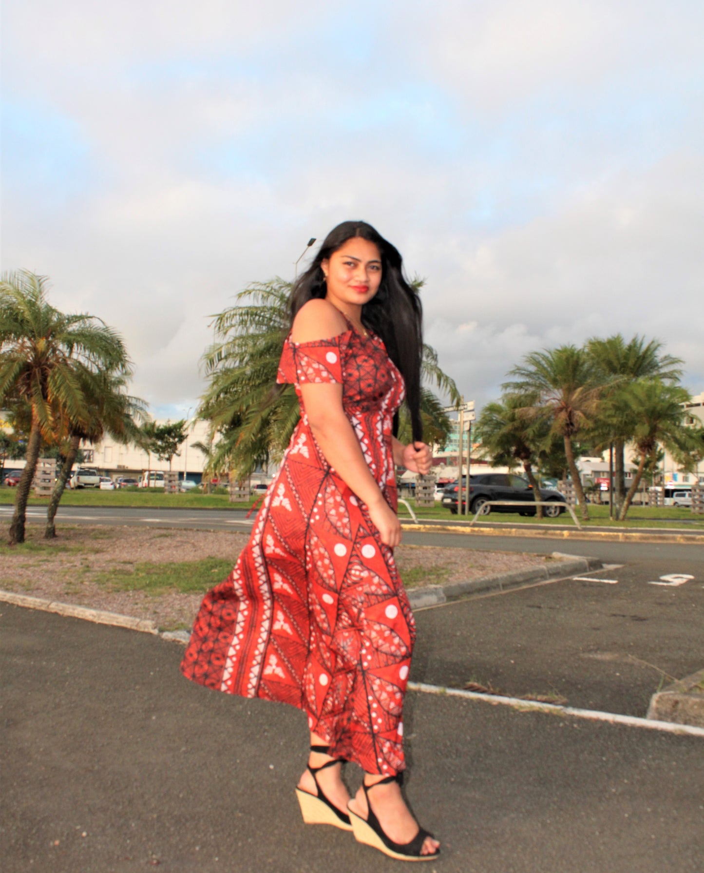 Robe longue marron imprimée gatu, épaule dénudée à bretelle