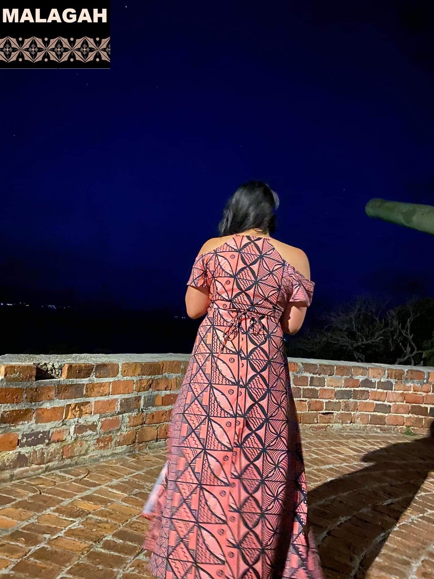 Robe longue décontractée rose imprimée gatu, épaule dénudée à bretelle.