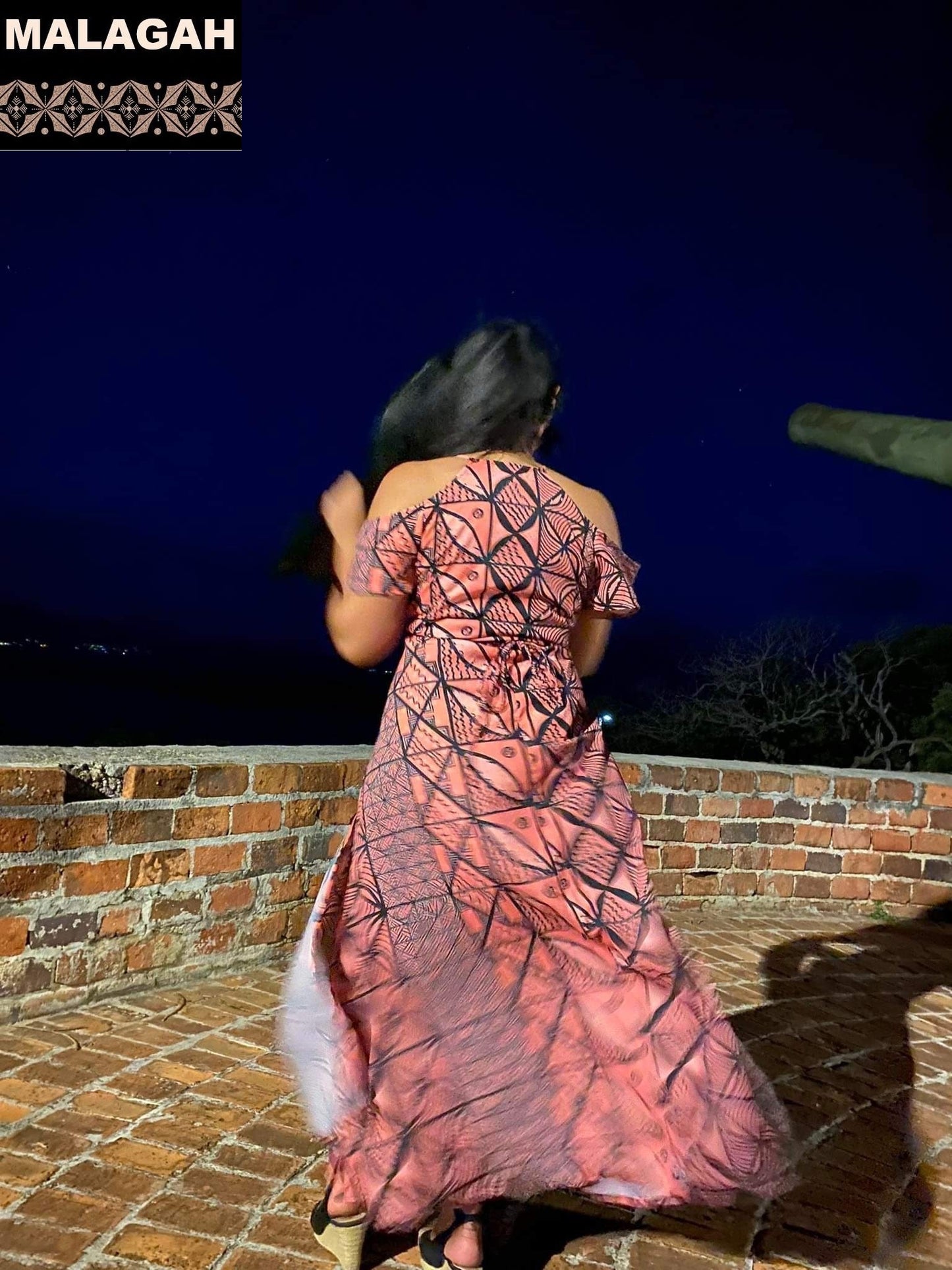 Robe longue décontractée rose imprimée gatu, épaule dénudée à bretelle.