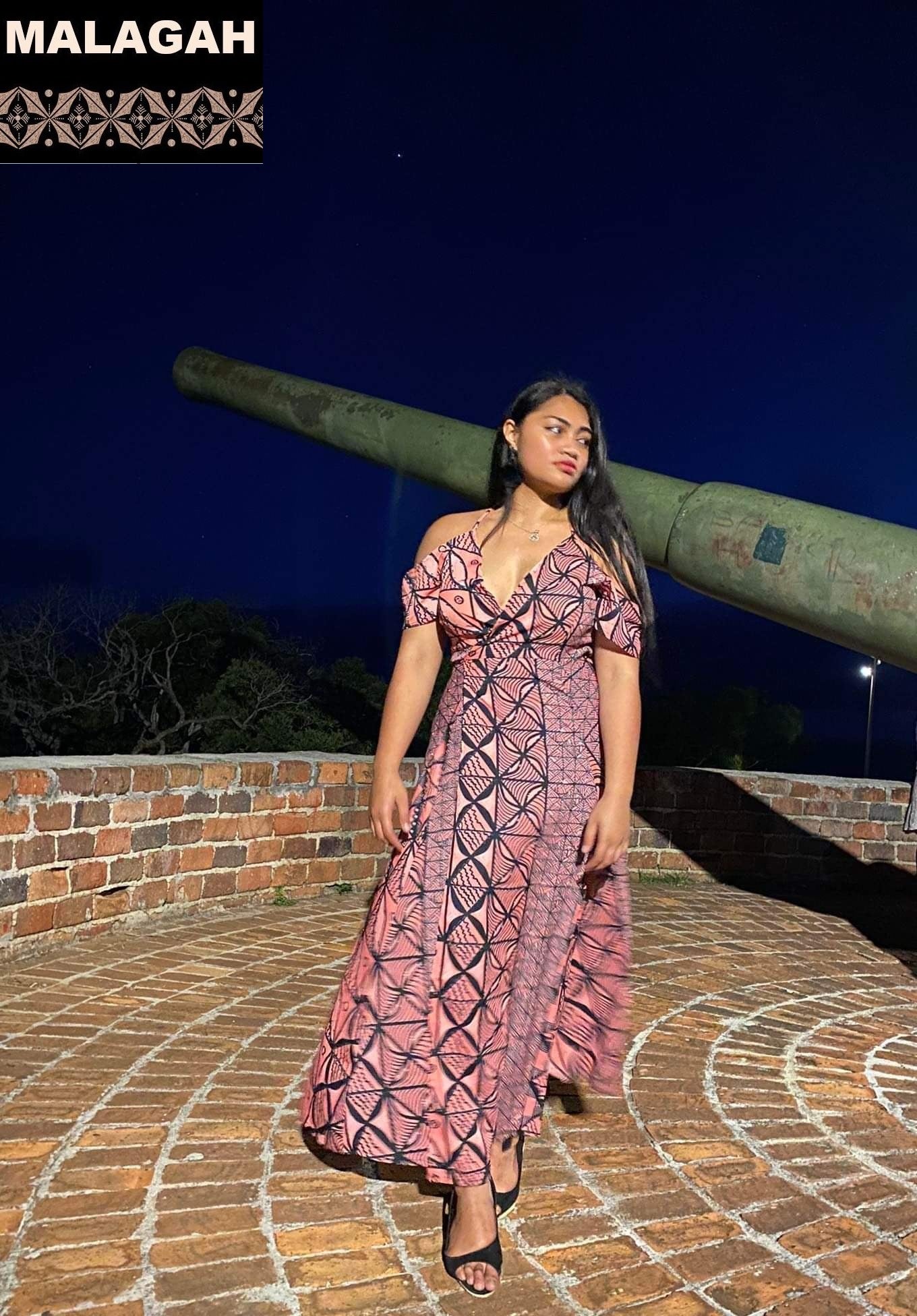 Robe longue décontractée rose imprimée gatu, épaule dénudée à bretelle.