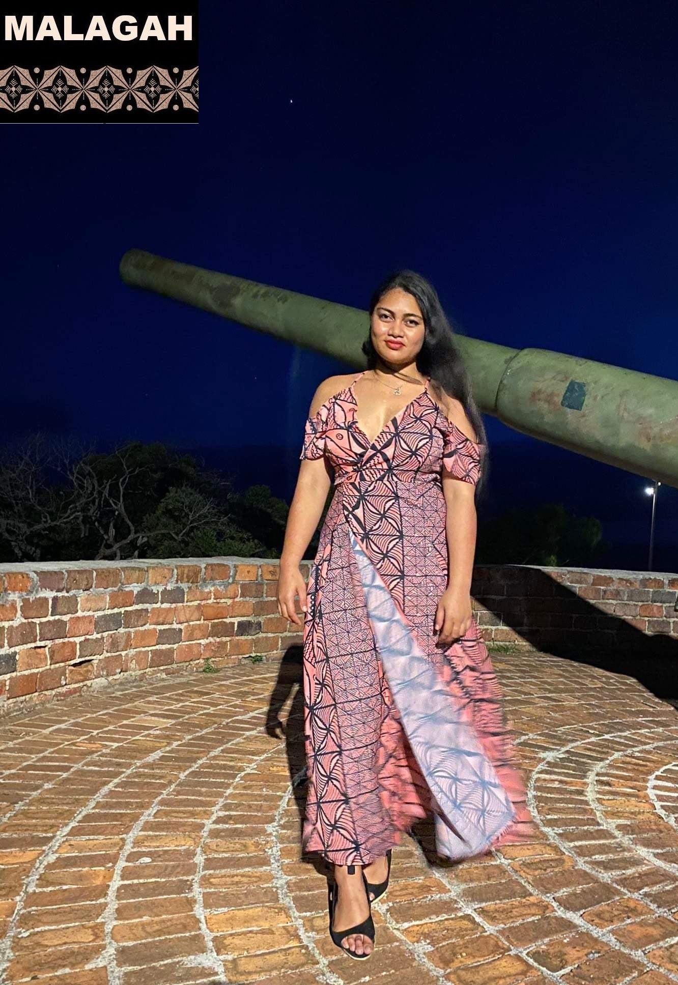 Robe longue décontractée rose imprimée gatu, épaule dénudée à bretelle.