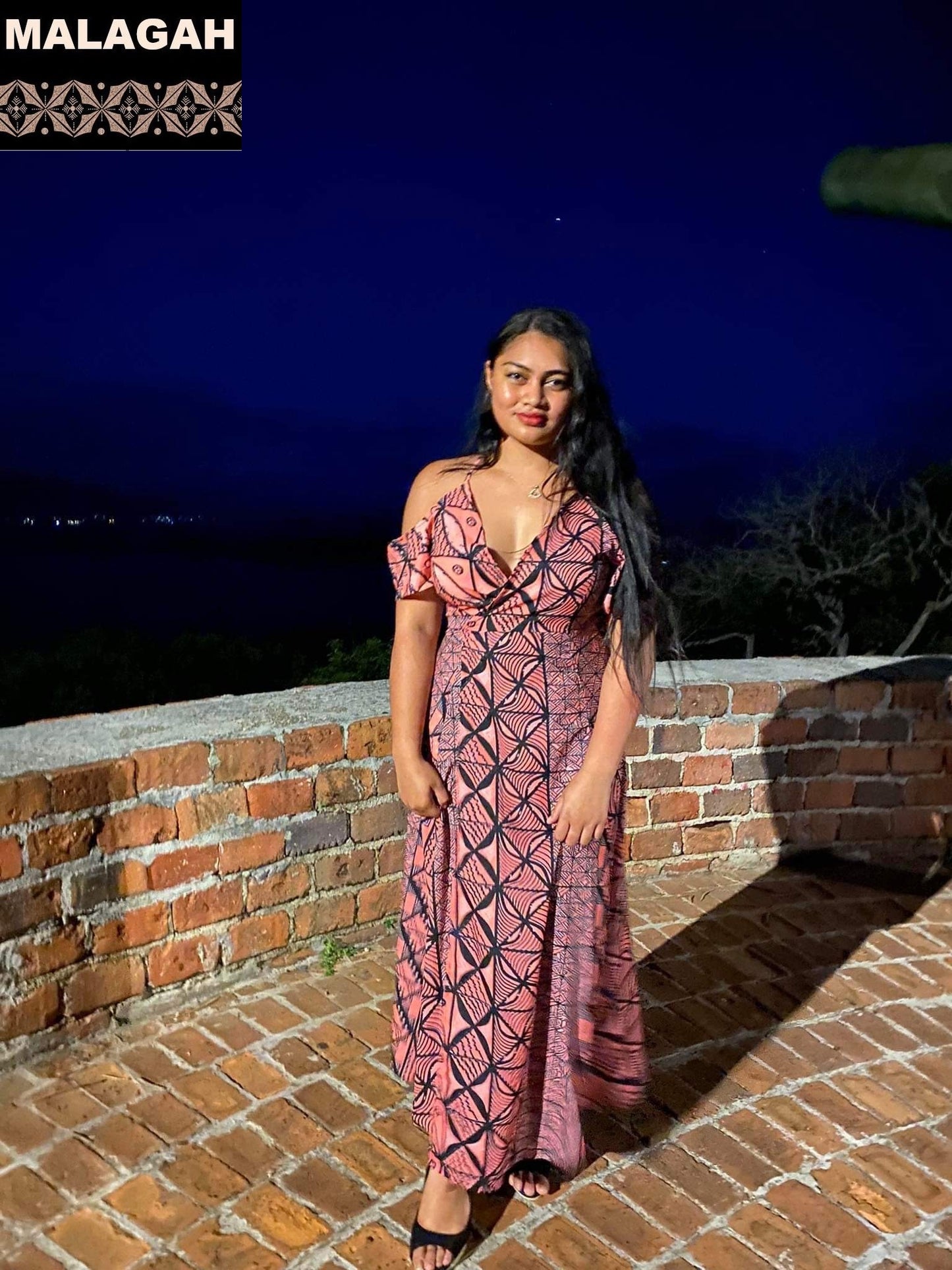 Robe longue décontractée rose imprimée gatu, épaule dénudée à bretelle.